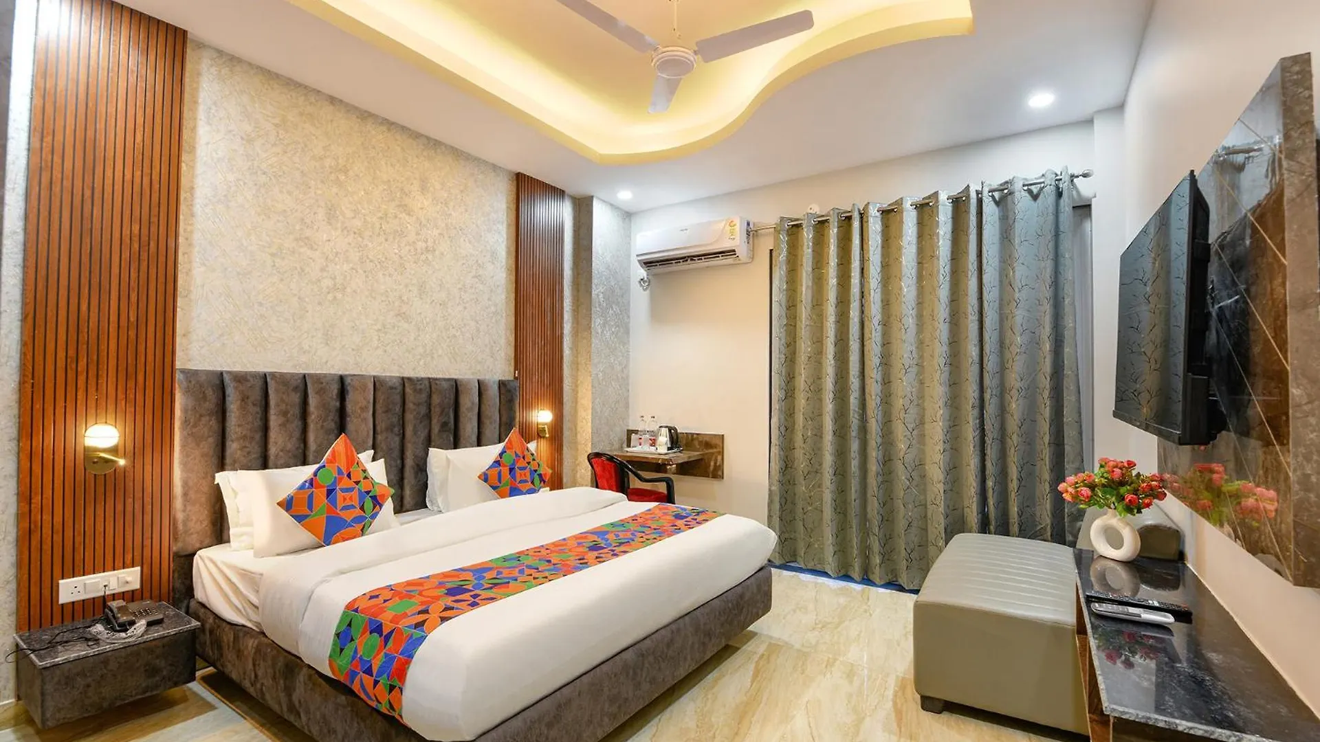 Fabhotel Comfort N Stay - Huda City Centre Metro location